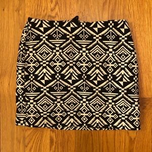 H&M Divided Black White Tribal Zipper Mini Skirt 2 XS